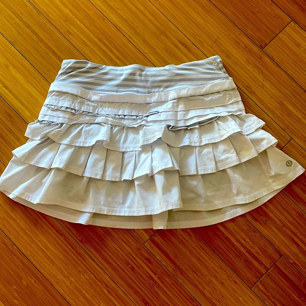 Lululemon wht ruffle tennis skirt